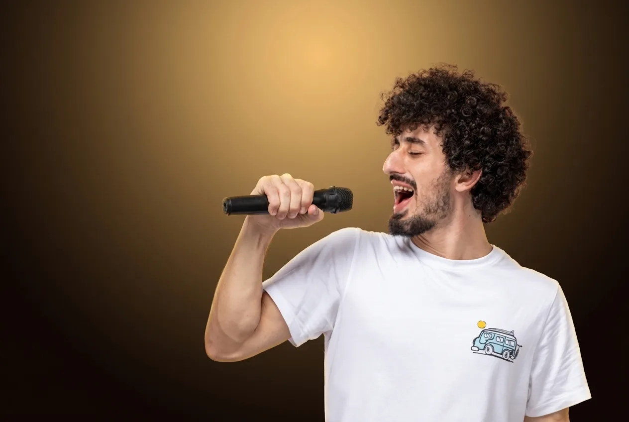 Alumno cantando en una clase de canto online desde casa