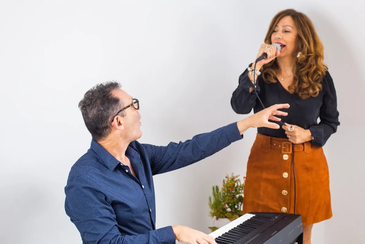 Diego Kaminsky dando clase de canto al piano a una alumna