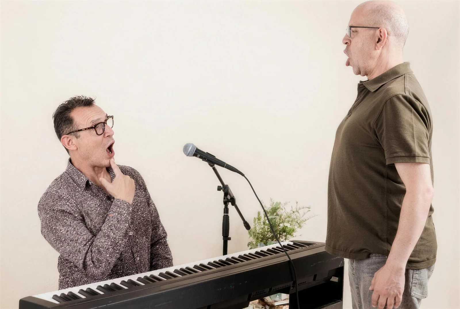 Diego Kaminsky trabajando ejercicios de técnica vocal con un alumno